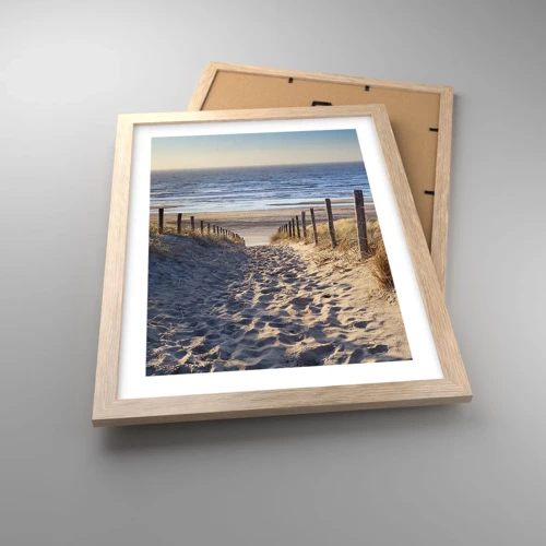 Een poster in een licht eiken lijst - Het geluid van de zee, het zingen van vogels, een wild strand tussen het gras... - 30x40 cm