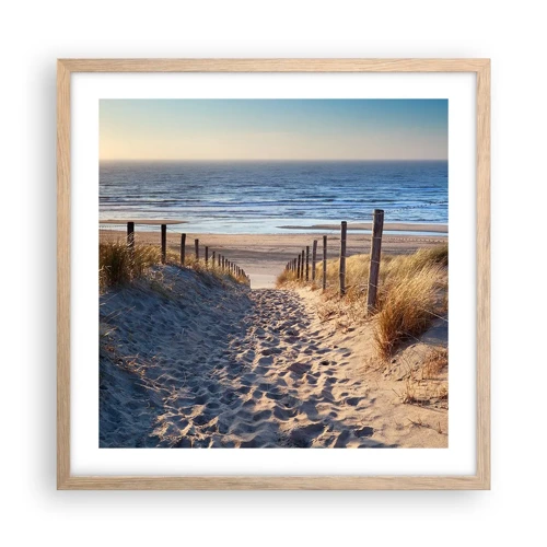 Een poster in een licht eiken lijst - Het geluid van de zee, het zingen van vogels, een wild strand tussen het gras... - 50x50 cm