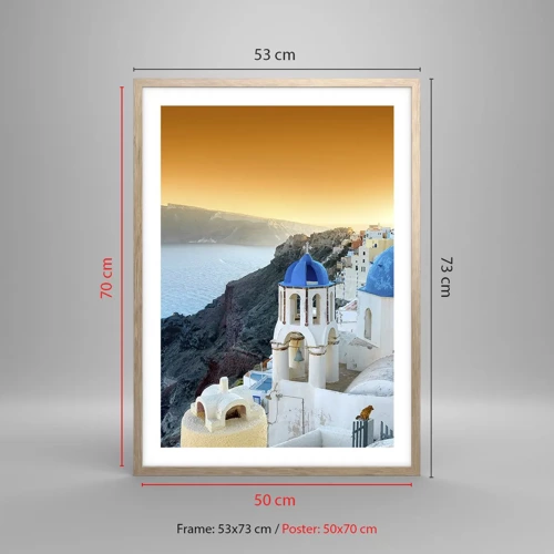 Een poster in een licht eiken lijst - Santorini - genesteld tegen de rotsen - 50x70 cm