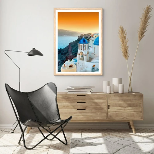 Een poster in een licht eiken lijst - Santorini - genesteld tegen de rotsen - 70x100 cm