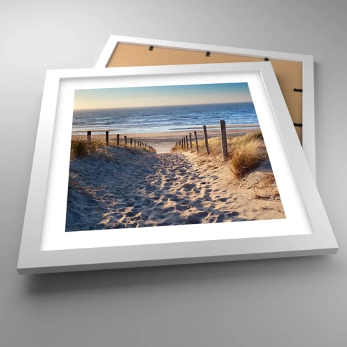 Poster in een witte lijst - Het geluid van de zee, het zingen van vogels, een wild strand tussen het gras... - 30x30 cm