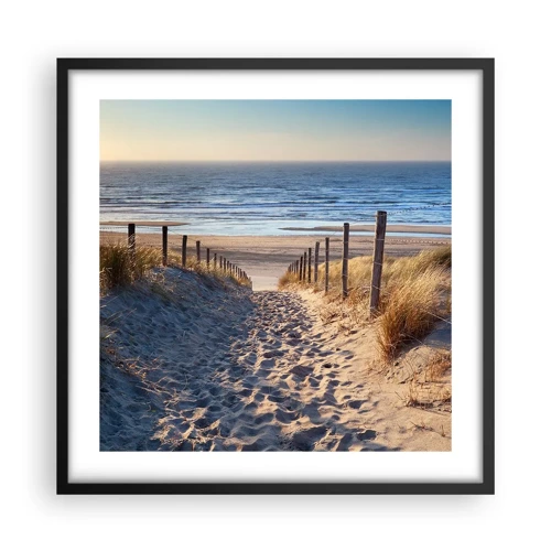 Poster in een zwarte lijst - Het geluid van de zee, het zingen van vogels, een wild strand tussen het gras... - 50x50 cm