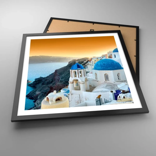 Poster in een zwarte lijst - Santorini - genesteld tegen de rotsen - 50x50 cm