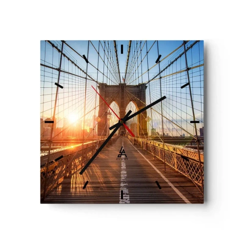 Wandklok, Klok Arttor 30x30 cm - Op de gouden brug - New York, Brooklyn Bridge, Architectuur, Manhattan, Zon, Plein, Streepjes wijzerplaat, Naar de woonkamer, Naar de slaapkamer, Bruin, Blauw, C3AC30x30-3707
