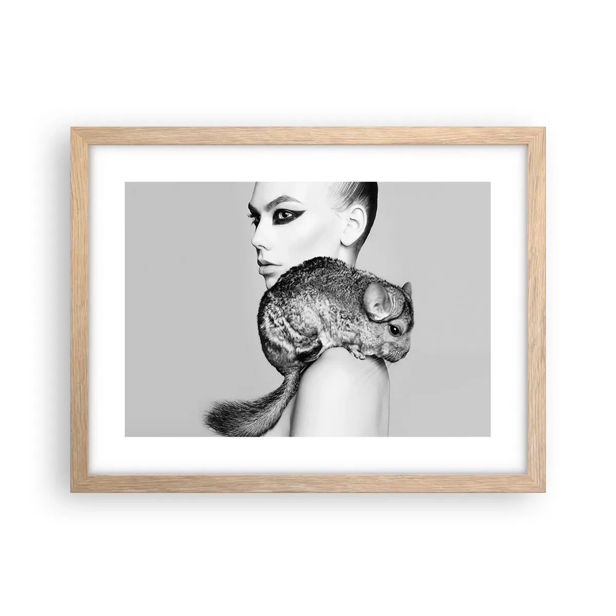 Een poster in een licht eiken lijst - Dame met een chinchilla - 40x30 cm