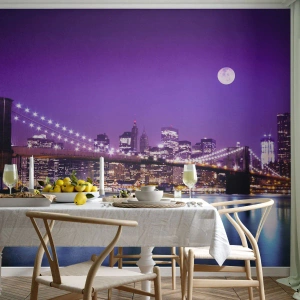 Fotobehang Premium Canvas - De lichten van de grote stad in paars - Stad, New York, Brooklyn Bridge - 250x175 cm