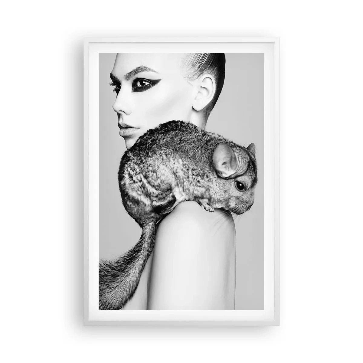 Poster in een witte lijst - Dame met een chinchilla - 61x91 cm