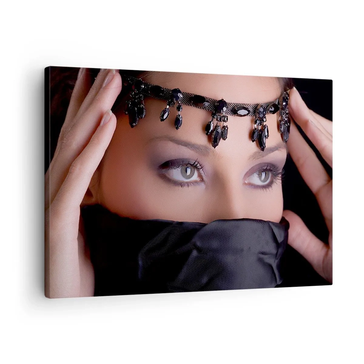 Schilderen op canvas - Portret van een vrouw met decoratieve sieraden tegen een zwarte achtergrond - 70x50cm - Oosters verleidelijk mysterie - Moderne wanddecoratie voor woonkamer en slaapkamer ARTTOR