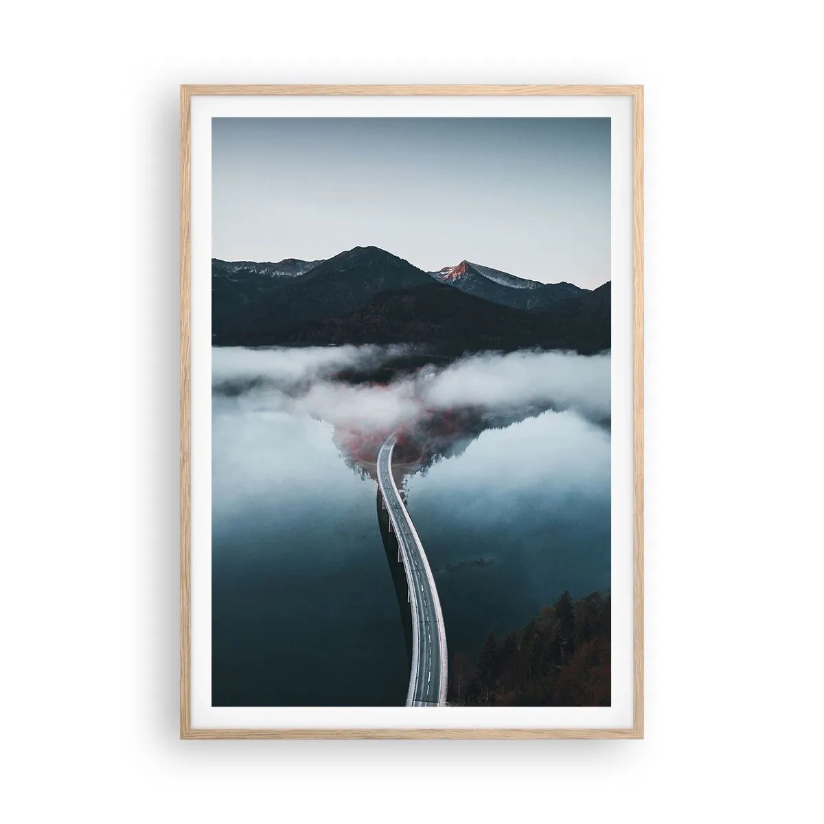 Een poster in een licht eiken lijst - Over water zo glad als een spiegel - 70x100 cm