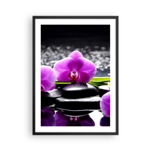 Poster in een zwarte lijst - Een paarse orchidee tegen een achtergrond van stenen en water in een spa-achtige omgeving - 50x70cm - Verdrinken in rust en stilte  - Moderne wanddecoratie voor woonkamer en slaapkamer ARTTOR