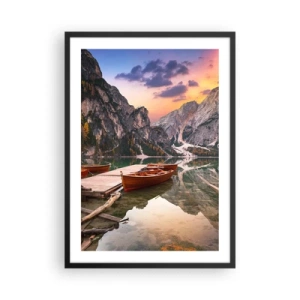 Poster in een zwarte lijst - Houten boten op een meer omgeven door bergen bij zonsondergang - 50x70cm - Belofte van de dag - Moderne wanddecoratie voor woonkamer en slaapkamer ARTTOR