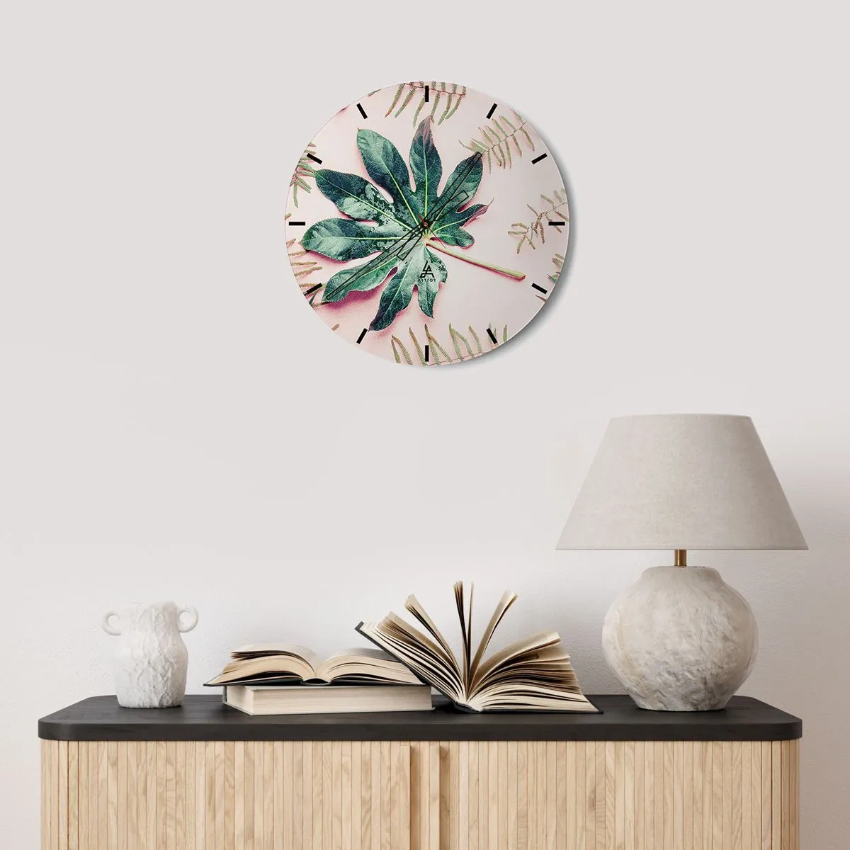 Wandklok - Klok - Een groot groen blad op een lichtroze achtergrond met bloemendetails. - 30x30cm - Een studie van groen op een roze achtergrond - Moderne wanddecoratie voor woonkamer, keuken en slaapkamer ARTTOR