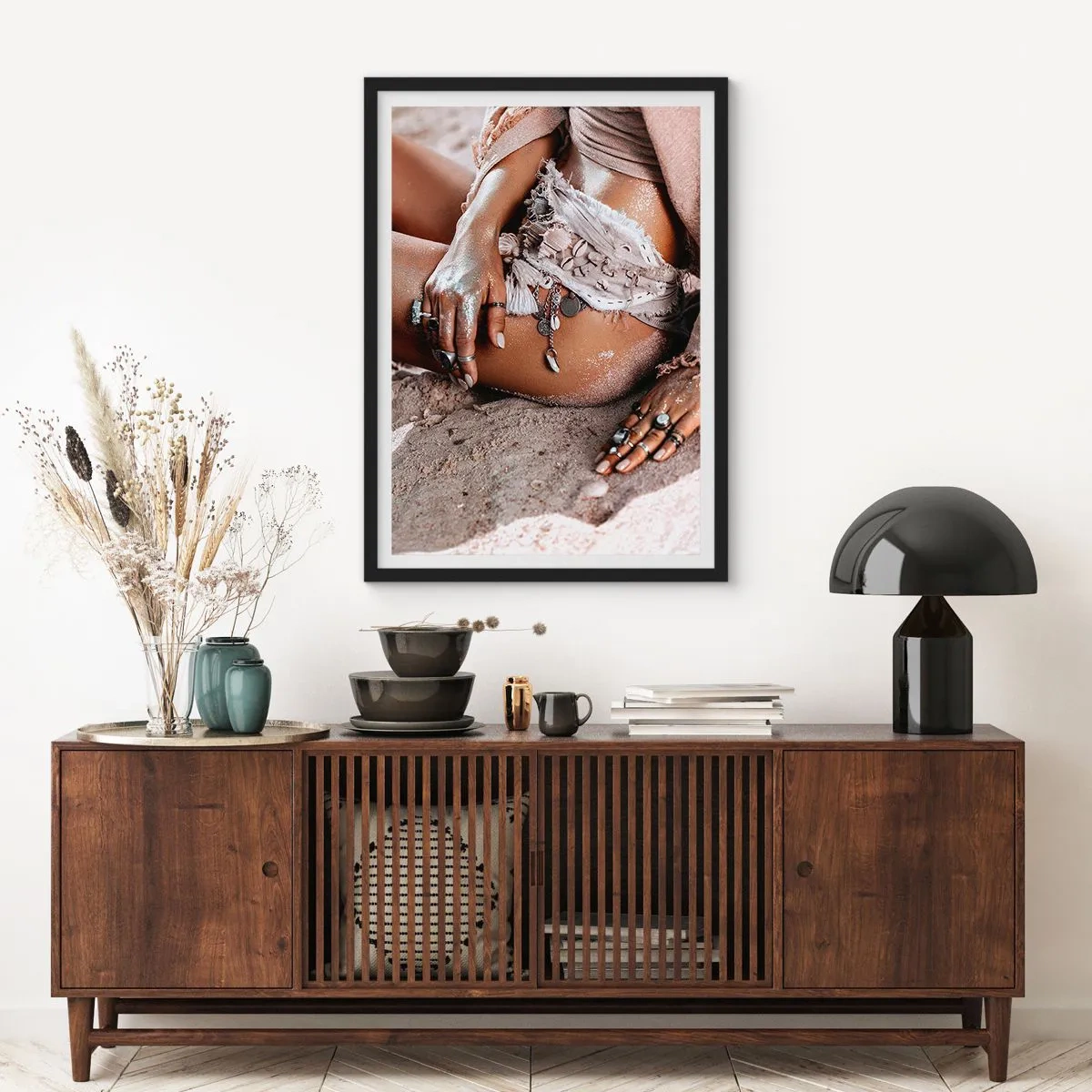 Poster in een zwarte lijst - Vrouw in boho-stijl op een zandstrand met schelpversieringen - 50x70cm - Door de golven gegooid? - Moderne wanddecoratie voor woonkamer en slaapkamer ARTTOR