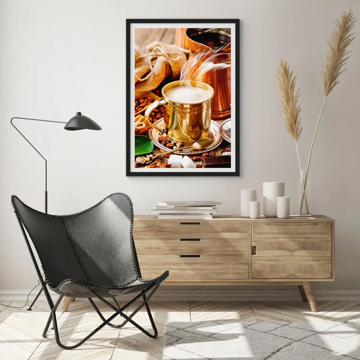 Poster in een zwarte lijst - Een gouden mok met hete koffie en stoom op een achtergrond van koffiebonen. - 50x70cm - Prettige dag! - Moderne wanddecoratie voor woonkamer en slaapkamer ARTTOR