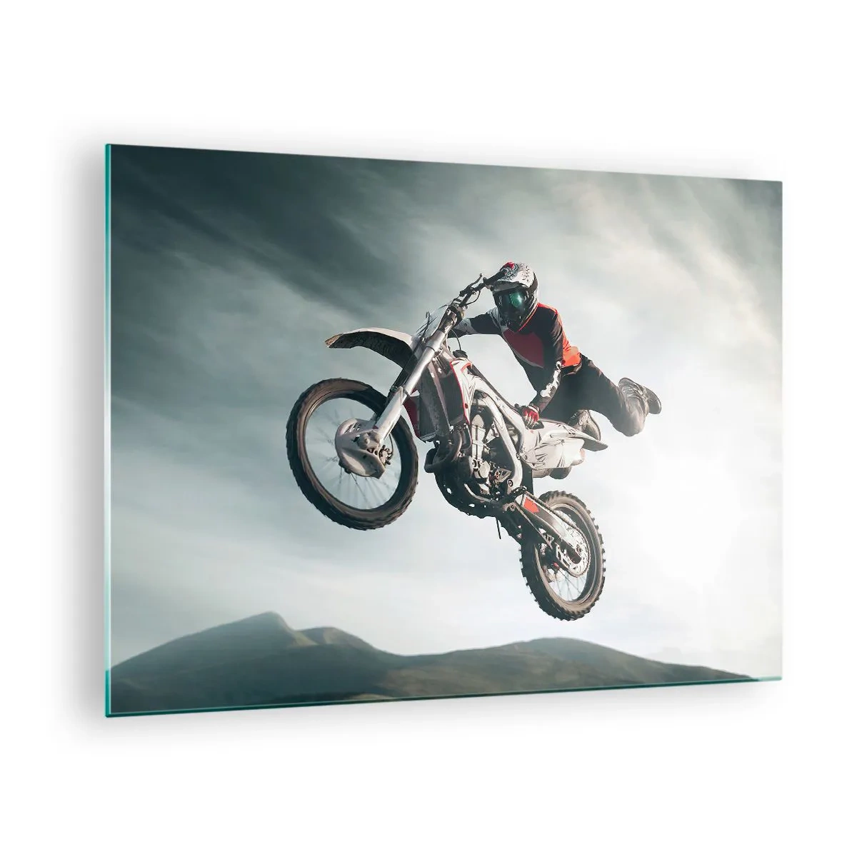 Schilderen op glas - Een motorrijder voert acrobatische toeren uit in de lucht met bergen op de achtergrond. - 70x50cm - Er is geen plezier zonder risico - Moderne wanddecoratie voor woonkamer en slaapkamer ARTTOR