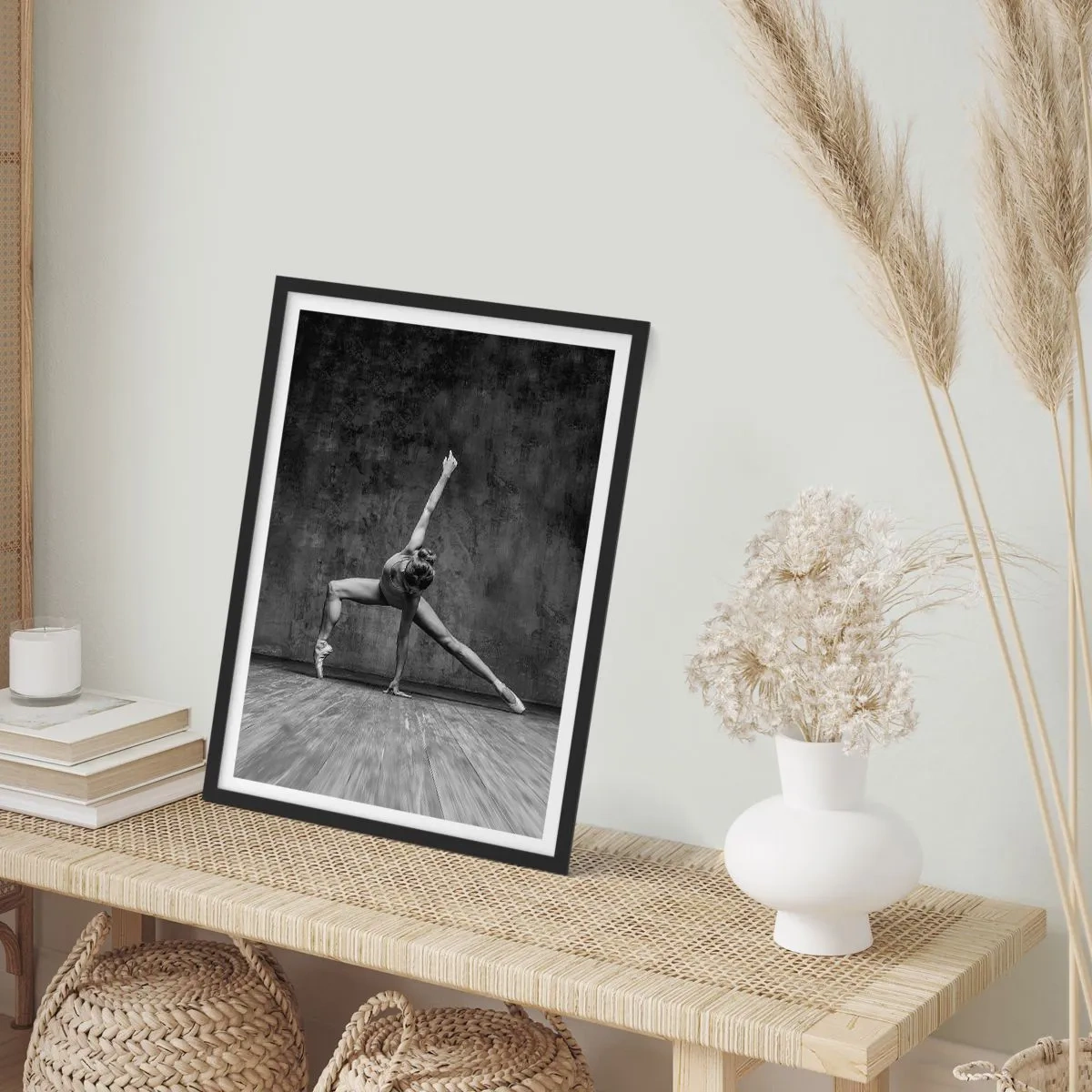 Poster in een zwarte lijst - Een zwart-witte ballerina in een dynamische pose tegen een ruwe muur. - 50x70cm - Het ideaal van balans - Moderne wanddecoratie voor woonkamer en slaapkamer ARTTOR