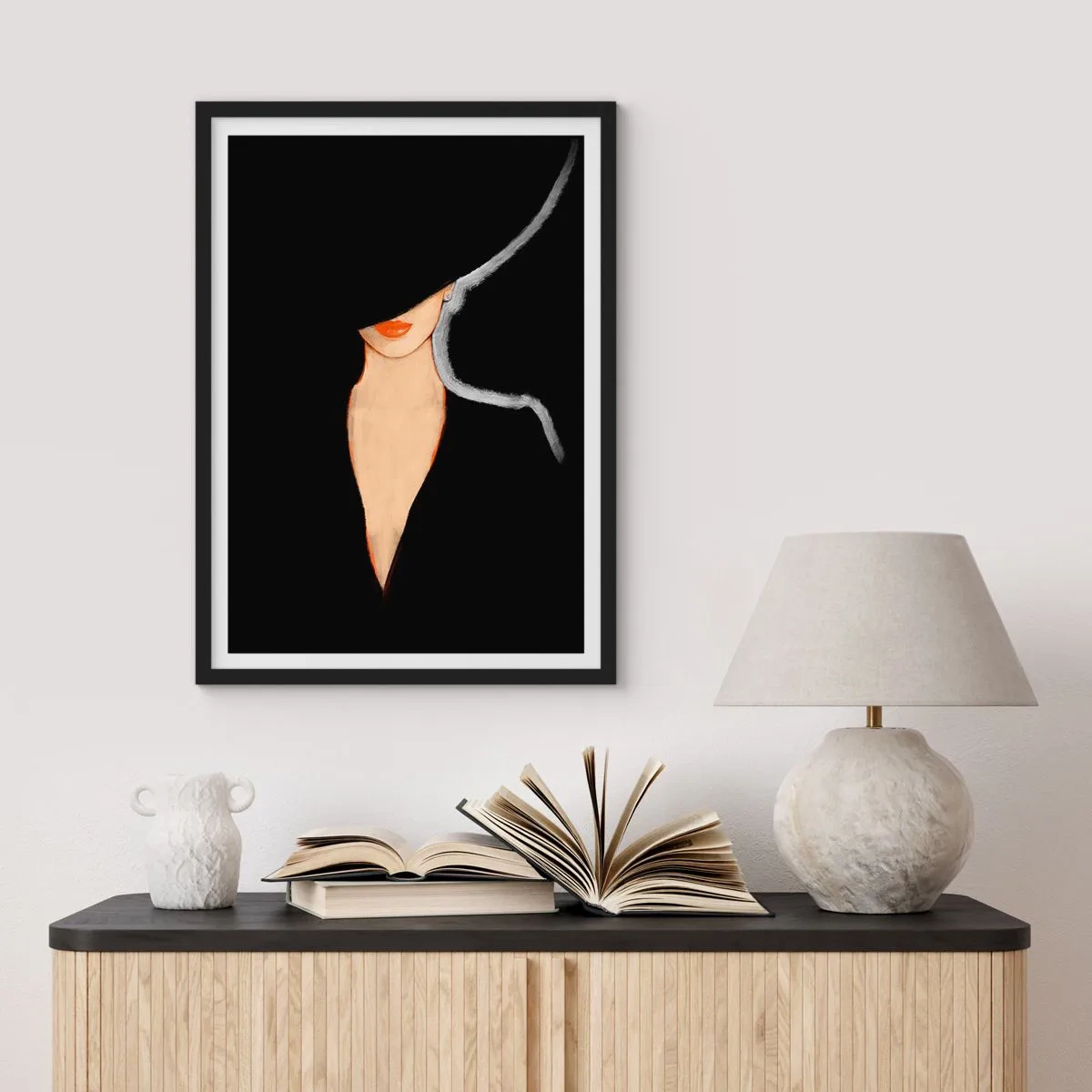 Poster in een zwarte lijst - Een vrouw met een hoed en rode lippen op een zwarte achtergrond - 50x70cm - Elegantie en stijl - Moderne wanddecoratie voor woonkamer en slaapkamer ARTTOR