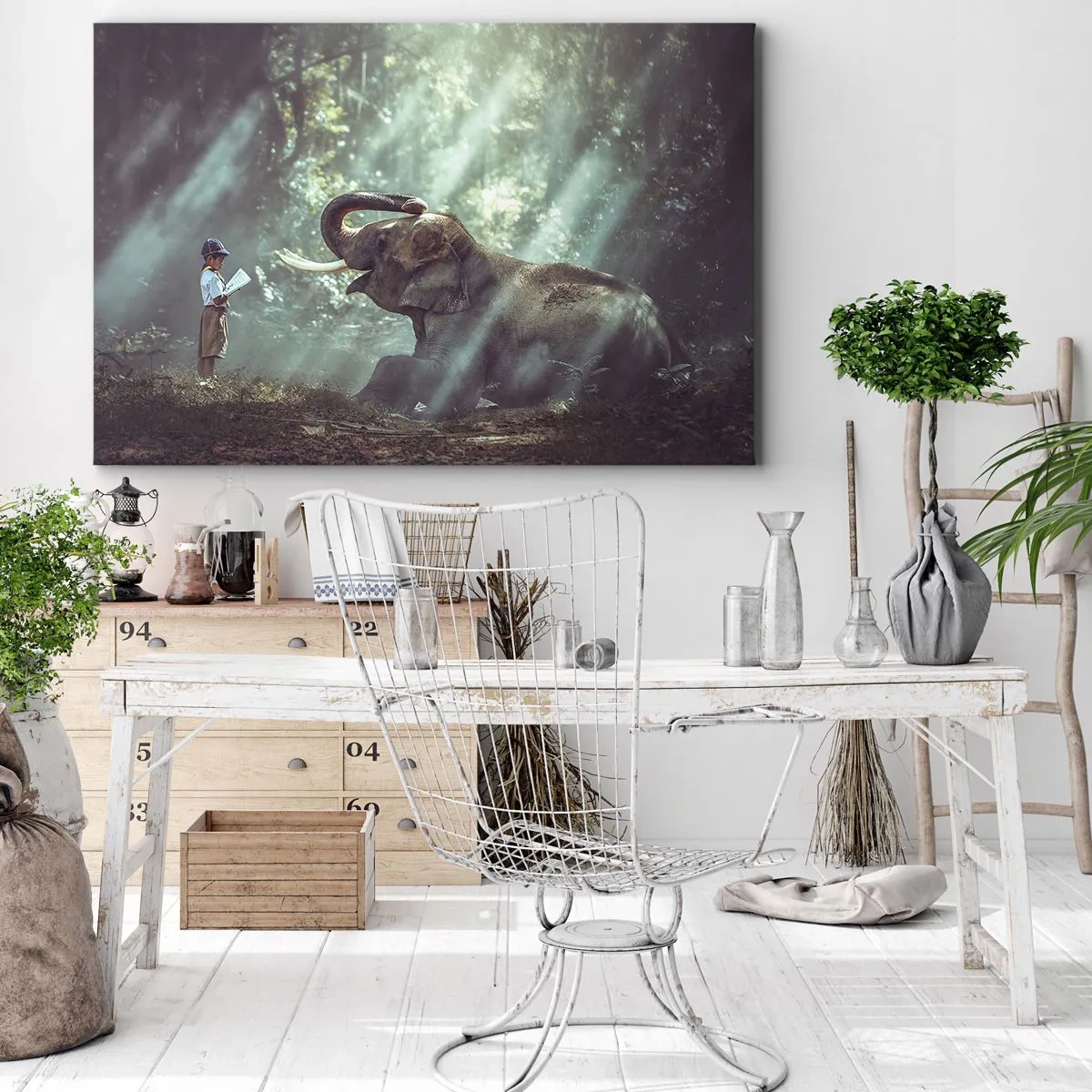 Schilderen op canvas - Een jongen en een olifant in een bosrijke omgeving, verlicht door zonlicht - 70x50cm - En luister hier eens naar... - Moderne wanddecoratie voor woonkamer en slaapkamer ARTTOR