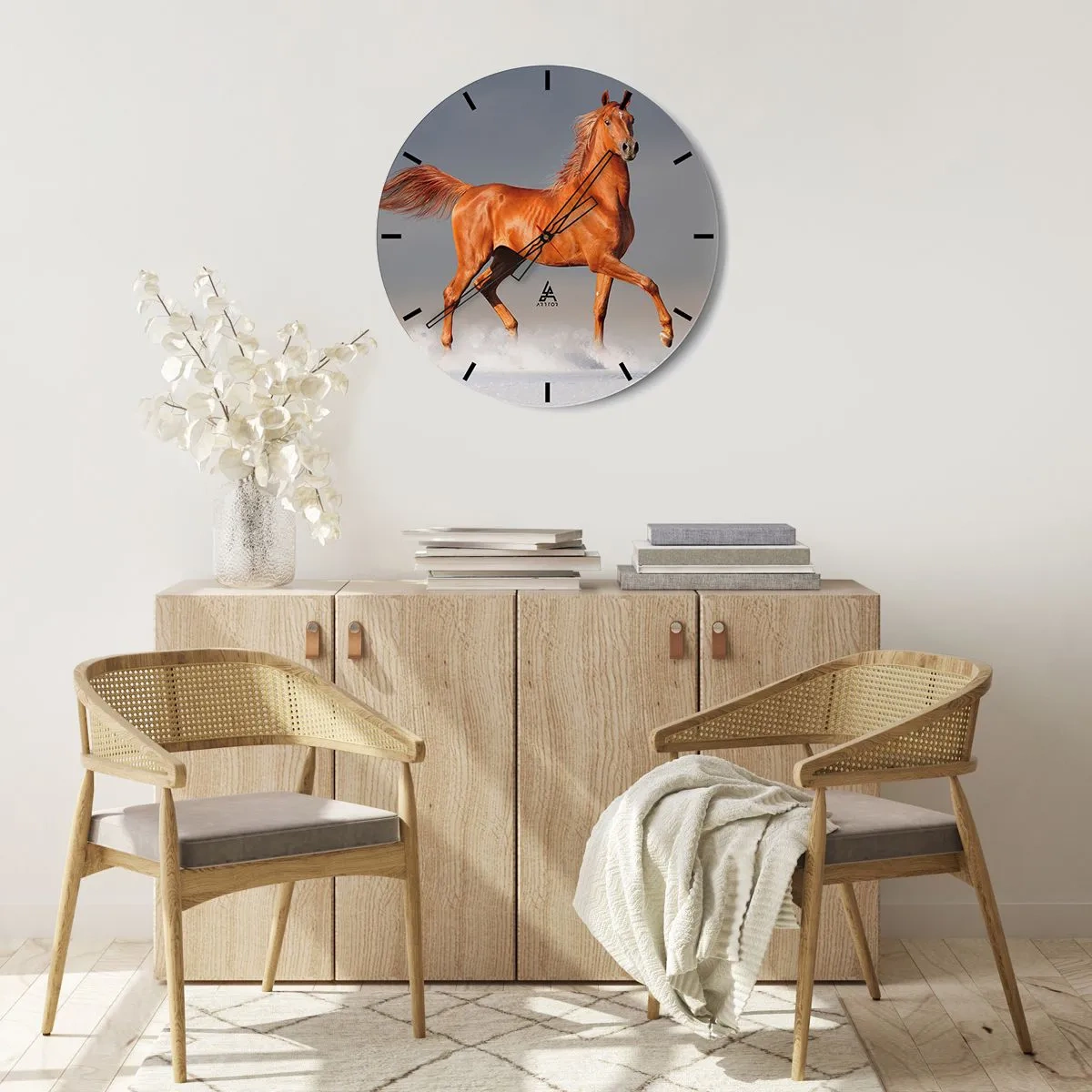 Wandklok - Klok - Een galopperend paard met een kastanjebruine vacht tegen een lichte achtergrond - 30x30cm - Dansende elegantie - Moderne wanddecoratie voor woonkamer, keuken en slaapkamer ARTTOR