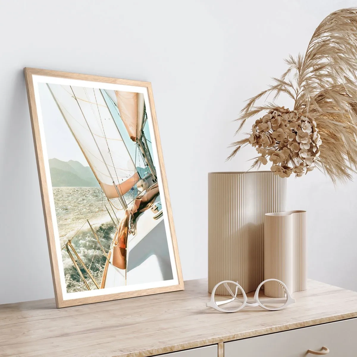 Een poster in een licht eiken lijst - Onder vol zeil - 70x100 cm