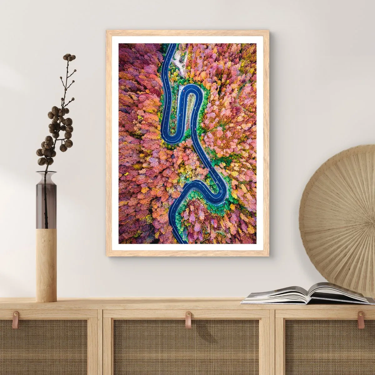 Een poster in een licht eiken lijst - Een kronkelende weg door het bos - 61x91 cm