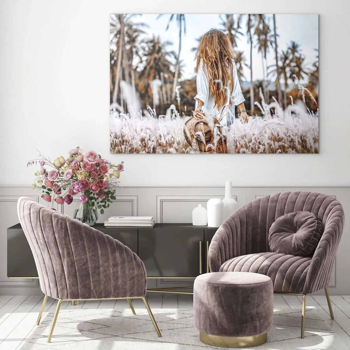 Schilderen op glas - Een vrouw in het gras met een hoed in haar hand tegen een achtergrond van palmbomen - 70x50cm - Geboren uit graspluis - Moderne wanddecoratie voor woonkamer en slaapkamer ARTTOR