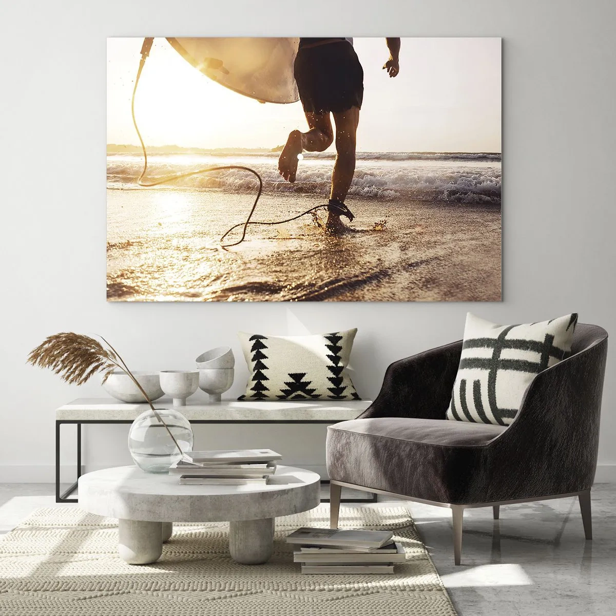 Schilderen op glas - Een surfer rent met zijn board langs het strand bij zonsondergang. - 70x50cm - Om de golf te ontmoeten - Moderne wanddecoratie voor woonkamer en slaapkamer ARTTOR