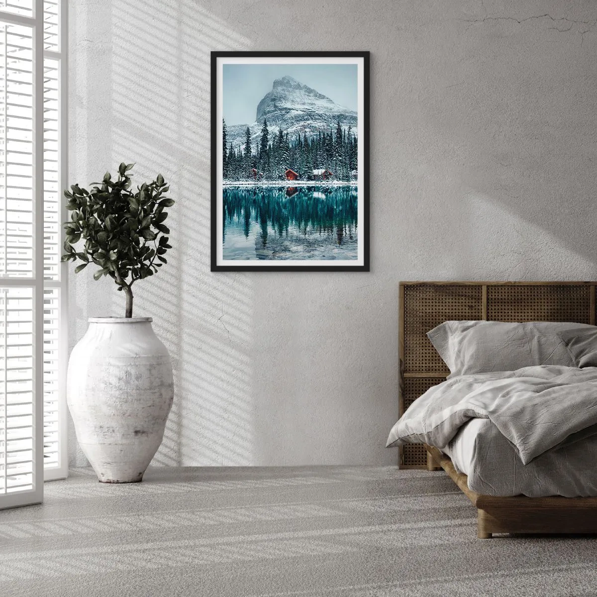 Poster in een zwarte lijst - Winterlandschap met huisjes aan het meer en een berg op de achtergrond - 50x70cm - Canadese stilte - Moderne wanddecoratie voor woonkamer en slaapkamer ARTTOR