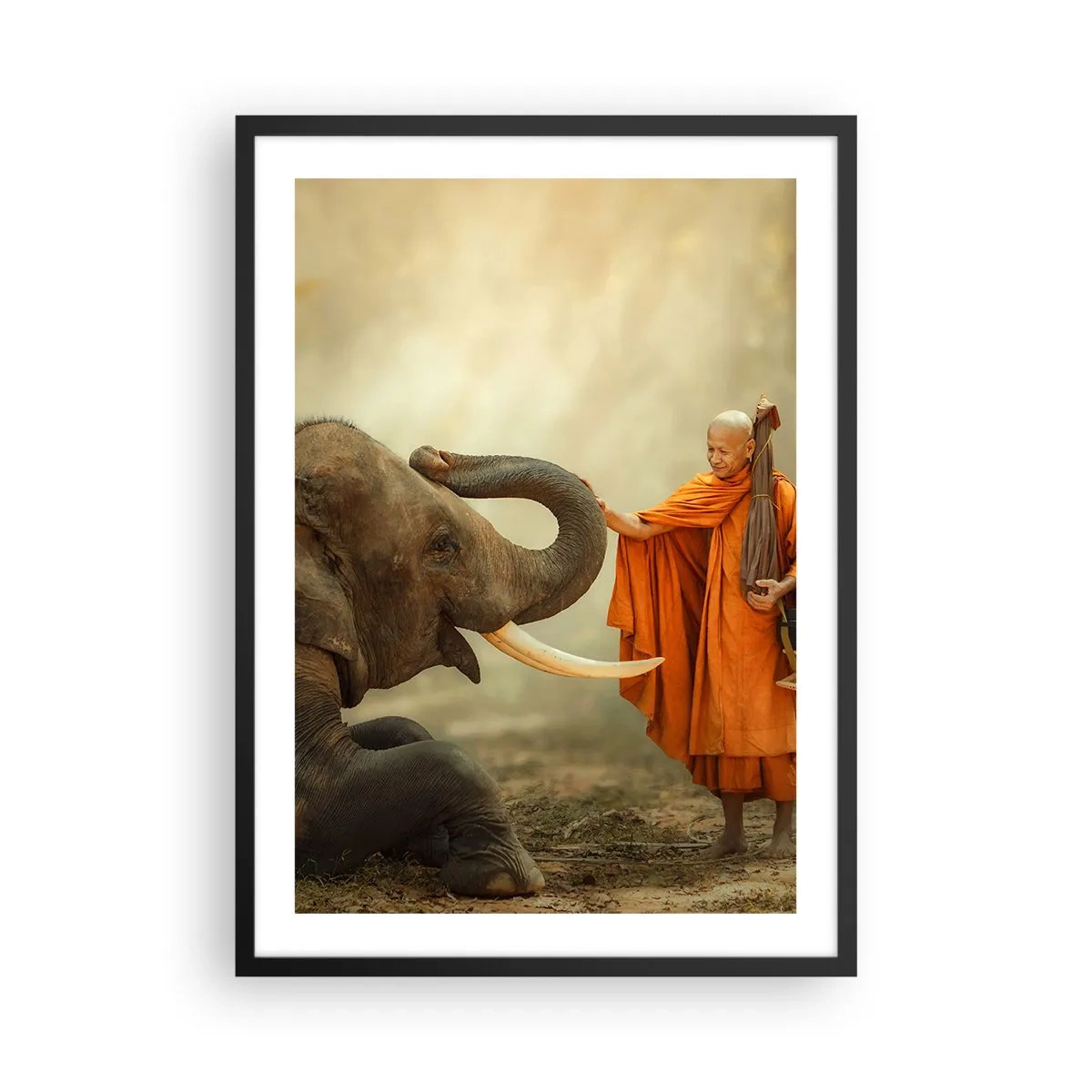 Poster in een zwarte lijst - Een monnik in een oranje gewaad met een olifant op de achtergrond - 50x70cm - Ontmoeting tijdens een reis - Moderne wanddecoratie voor woonkamer en slaapkamer ARTTOR