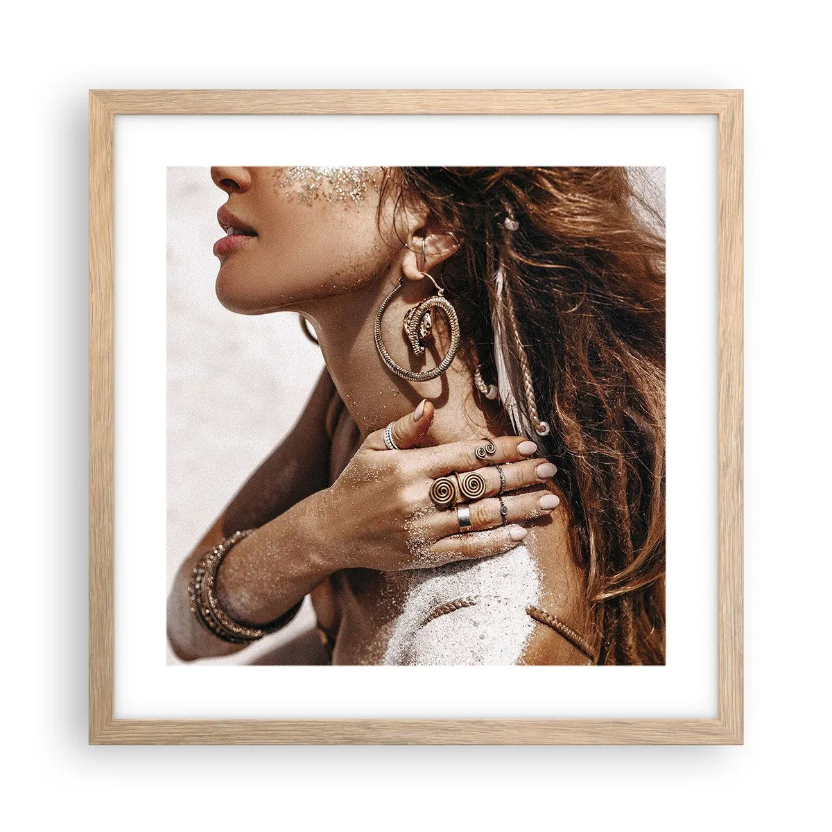 Een poster in een licht eiken lijst - Koningin van het wilde strand - 40x40 cm