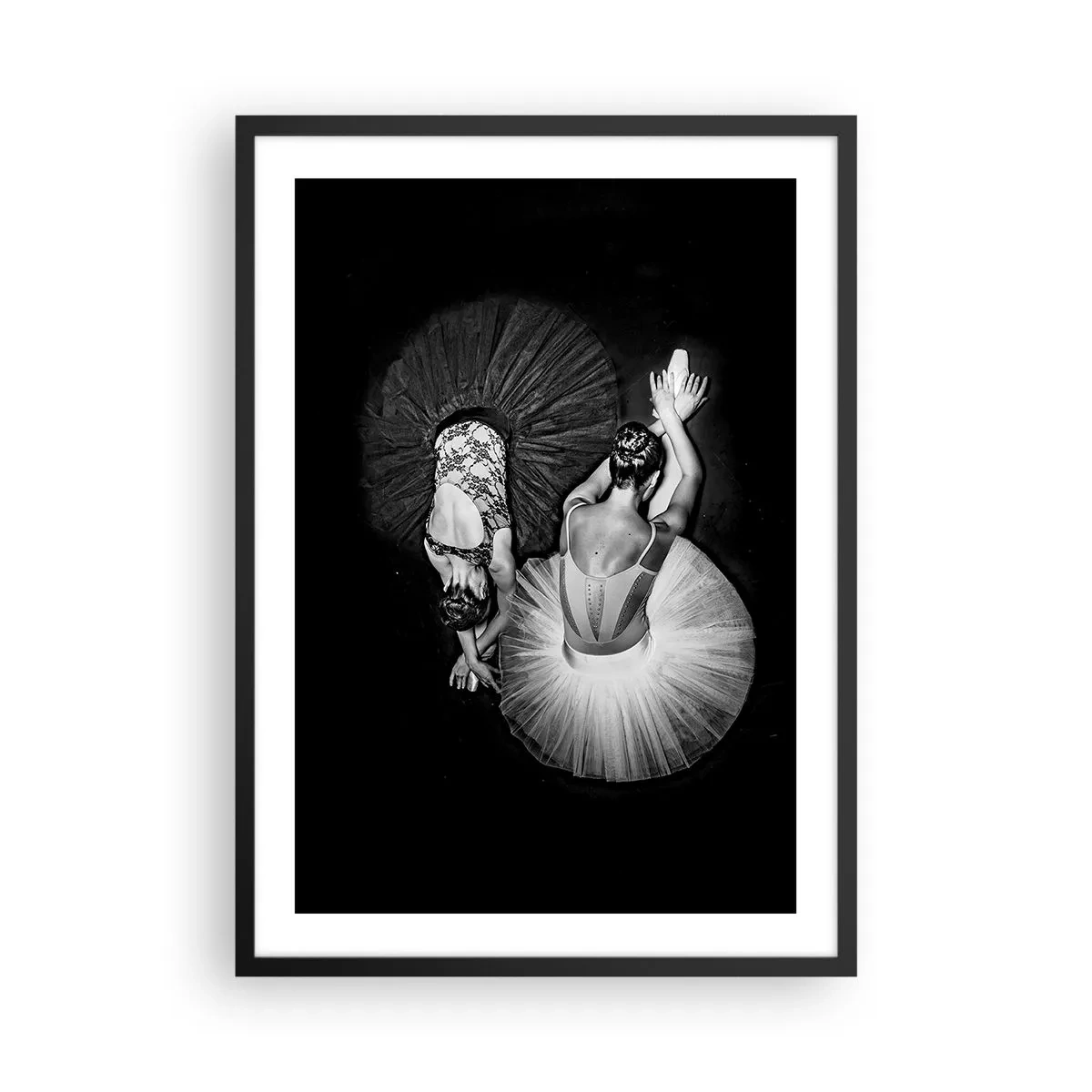 Poster in een zwarte lijst - Ballerina's op een zwart-witfoto van bovenaf gezien - 50x70cm - Jin en Jang - perfecte balans - Moderne wanddecoratie voor woonkamer en slaapkamer ARTTOR
