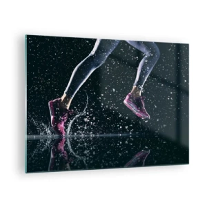 Schilderen op glas - Rennen door water in sportschoenen tegen een donkere achtergrond - 70x50cm - Hoeveel kracht in de benen - Moderne wanddecoratie voor woonkamer en slaapkamer ARTTOR