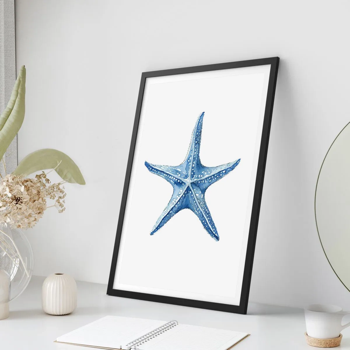 Poster in een zwarte lijst - Blauwe zeester op een witte achtergrond - 50x70cm - Ster van de zee - Moderne wanddecoratie voor woonkamer en slaapkamer ARTTOR