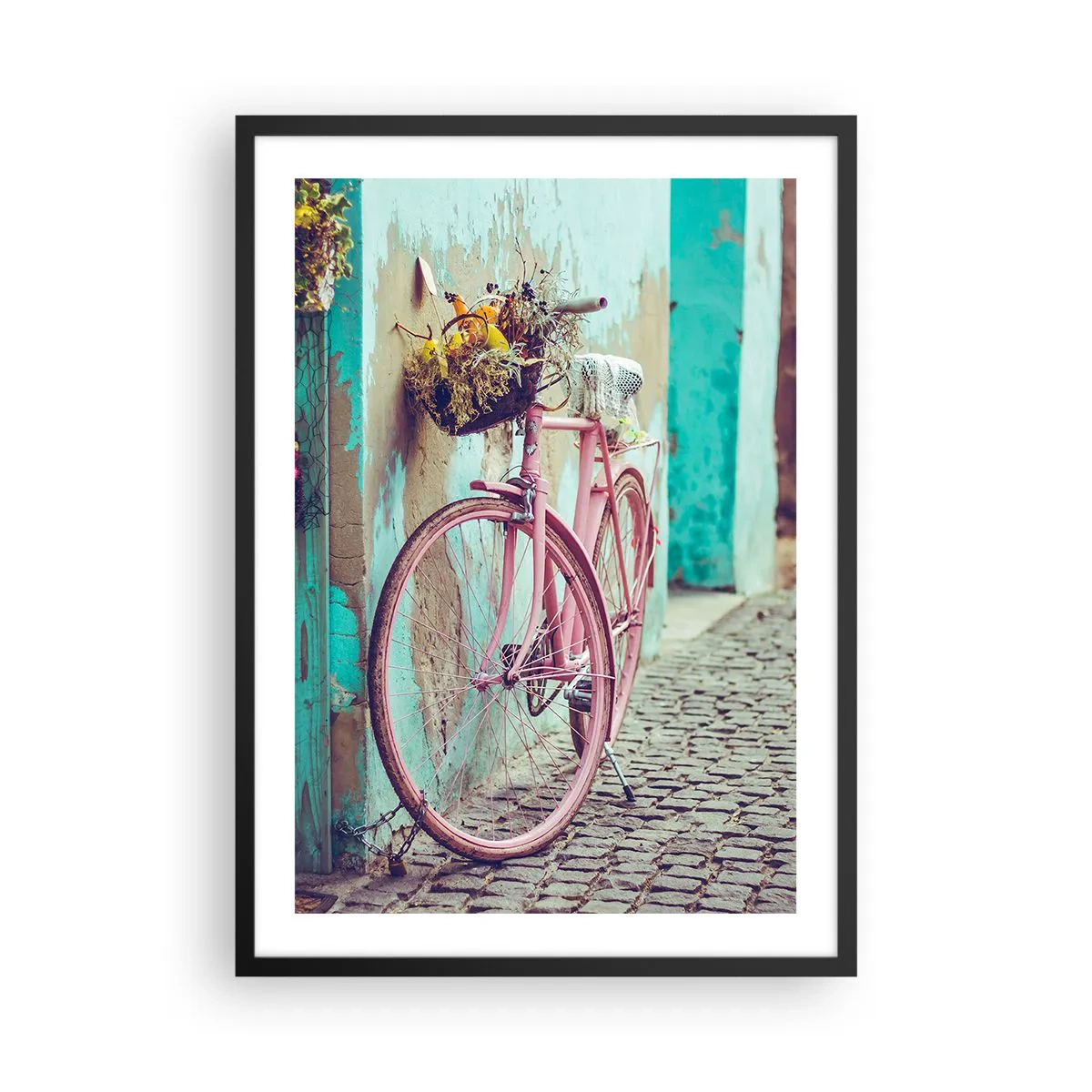 Poster in een zwarte lijst - Een roze fiets met een mandje op een landelijke straat - 50x70cm - Ben zo terug - Moderne wanddecoratie voor woonkamer en slaapkamer ARTTOR