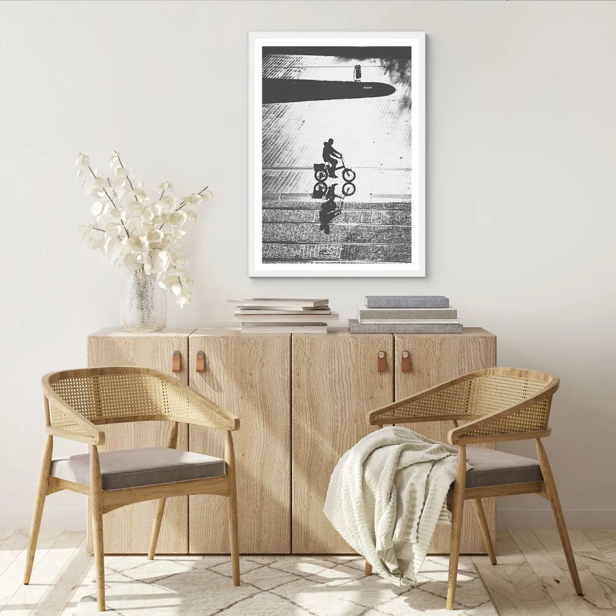 Poster in een witte lijst - Voor mij, door de stad - 70x100 cm