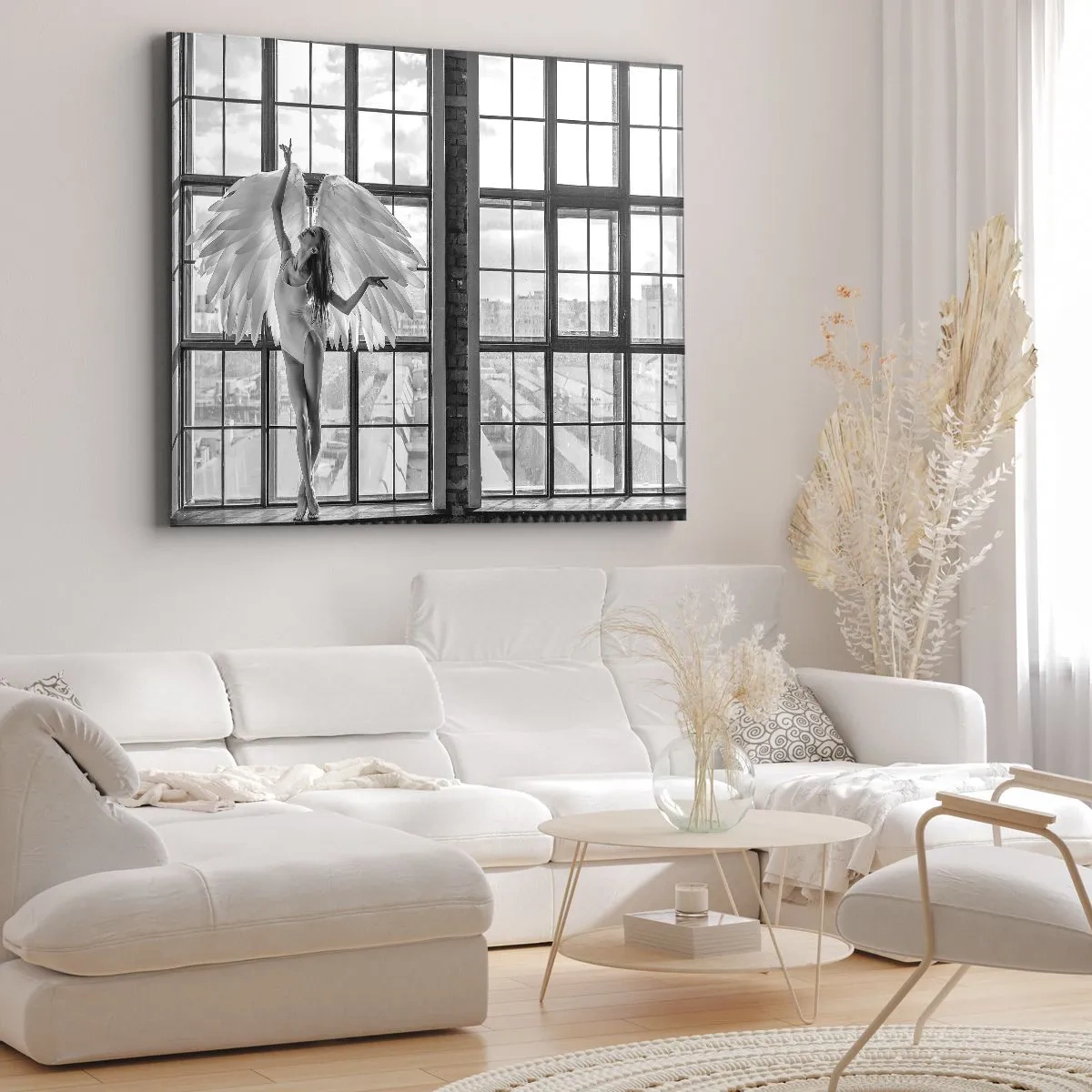 Schilderen op canvas - Een vrouw met engelenvleugels tegen de achtergrond van een loftraam - 70x50cm - Stad der Engelen? - Moderne wanddecoratie voor woonkamer en slaapkamer ARTTOR