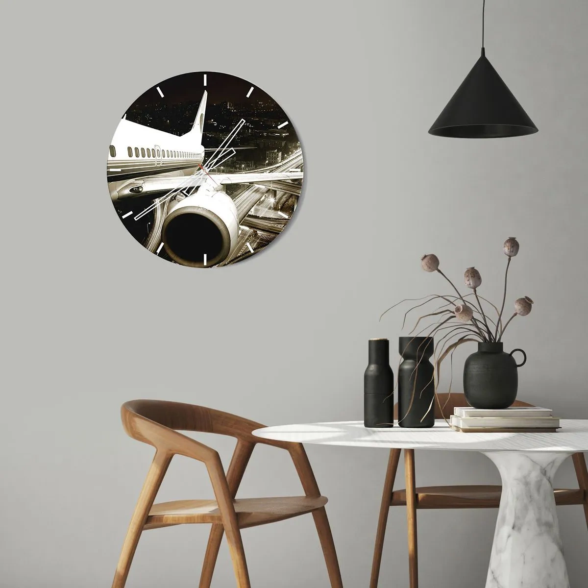 Wandklok - Klok - Een vliegtuig tegen de achtergrond van een nachtelijke stad - 30x30cm - Vlieg de nacht in - Moderne wanddecoratie voor woonkamer, keuken en slaapkamer ARTTOR