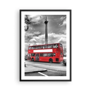 Poster in een zwarte lijst - Een rode bus tegen een zwart-witte stadsachtergrond - 50x70cm - De echte bloedbaan van de stad - Moderne wanddecoratie voor woonkamer en slaapkamer ARTTOR
