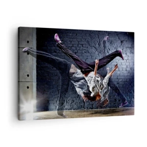 Schilderen op canvas - Een danser in een dynamische sprong tegen een bakstenen muur - 70x50cm - Straatster - Moderne wanddecoratie voor woonkamer en slaapkamer ARTTOR