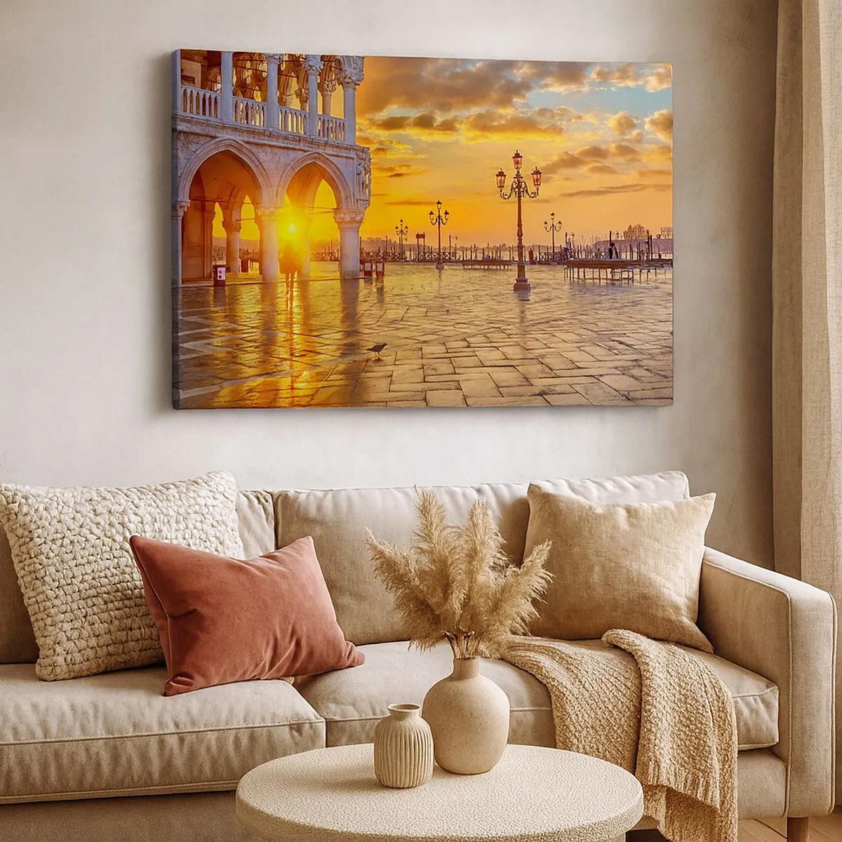 Schilderen op canvas - Gouden zonsondergang op het stadsplein met arcaden en lampen - 70x50cm - Waar is iedereen? - Moderne wanddecoratie voor woonkamer en slaapkamer ARTTOR