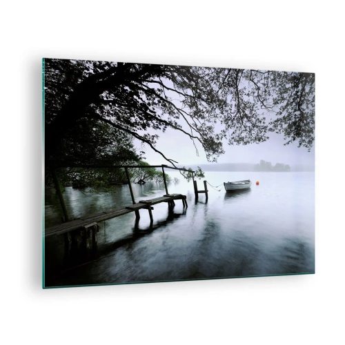 Schilderen op glas - Een houten steiger boven een mistig meer met een boot op de achtergrond - 70x50cm - Je bent al aan het rusten - Moderne wanddecoratie voor woonkamer en slaapkamer ARTTOR