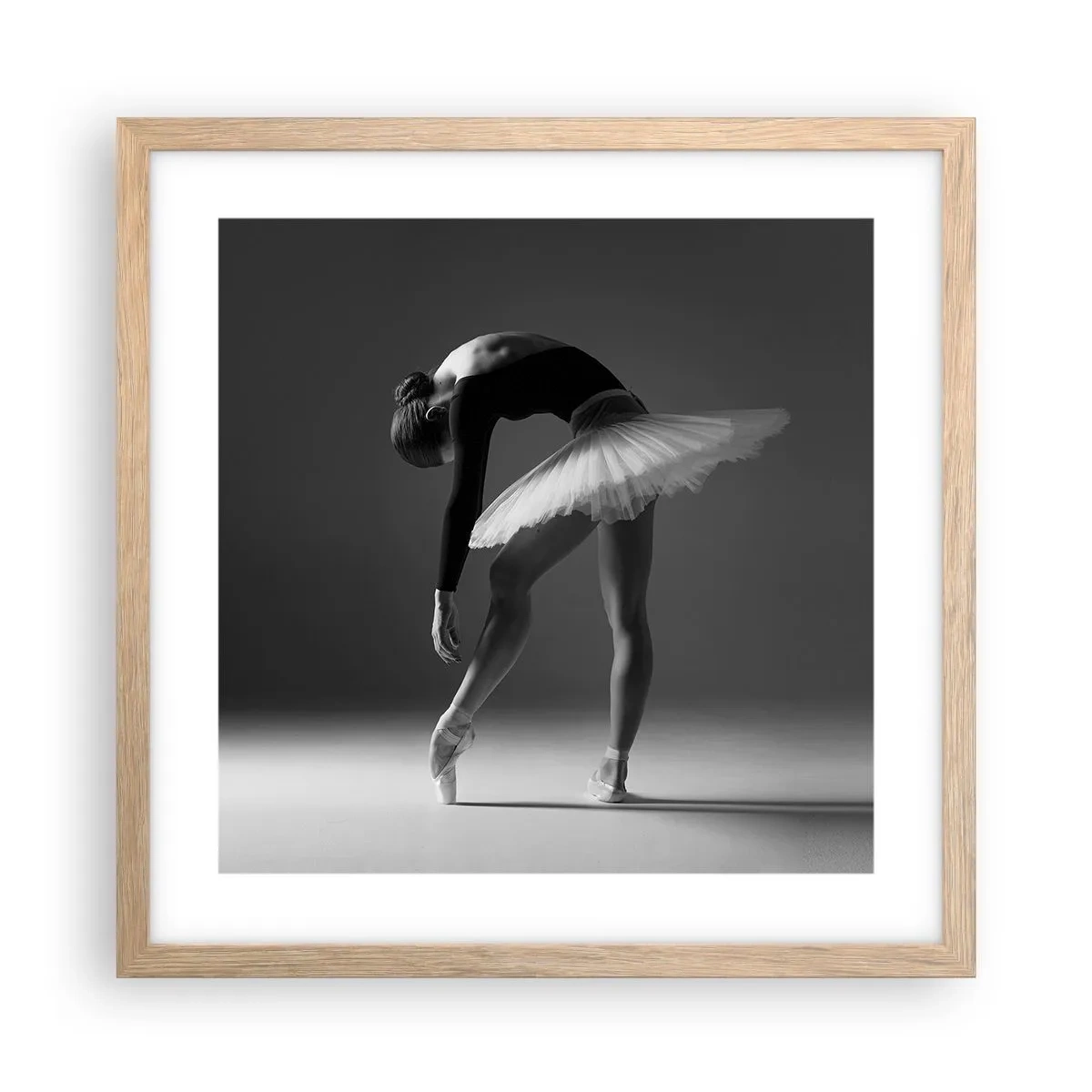 Een poster in een licht eiken lijst - Bella ballerina - 40x40 cm