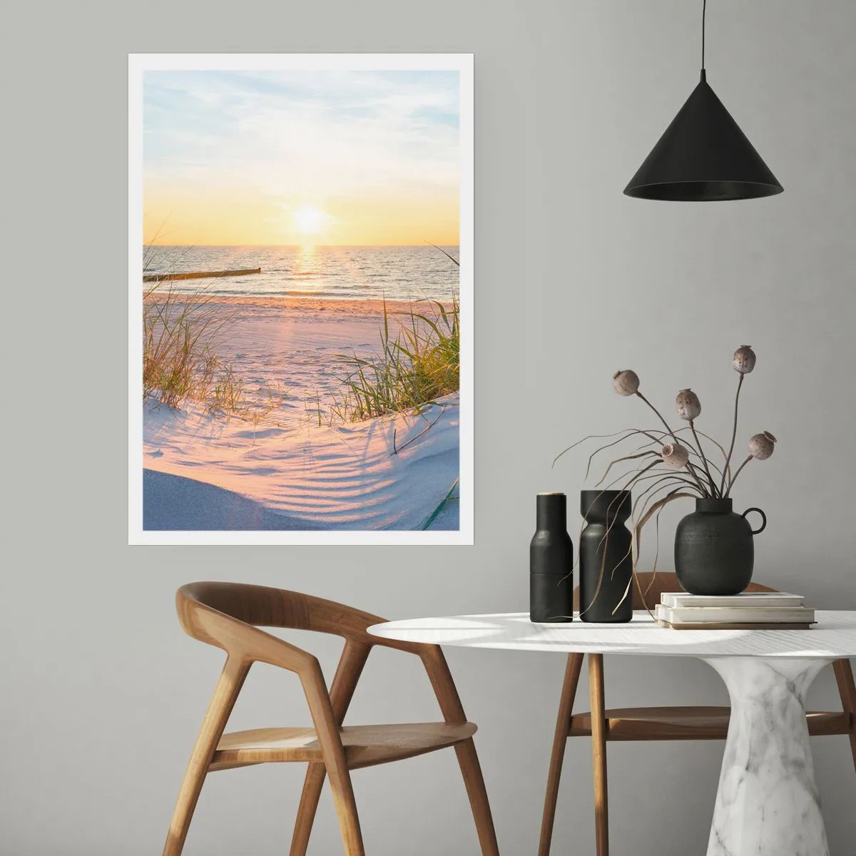 Poster - Het geluid van de zee, het zingen van vogels, een wild strand tussen het gras... - 70x100 cm