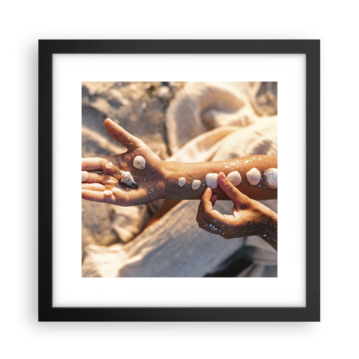 Poster in een zwarte lijst - Schoonheid binnen handbereik - 30x30 cm