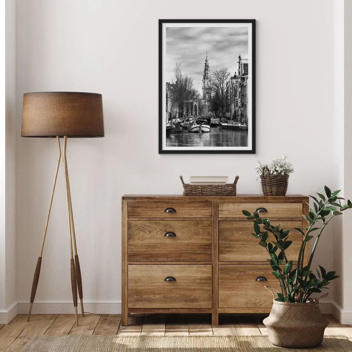 Poster in een zwarte lijst - Een zwart-witfoto van het kanaal met een historische toren op de achtergrond. - 50x70cm - Amsterdamse sferen - Moderne wanddecoratie voor woonkamer en slaapkamer ARTTOR
