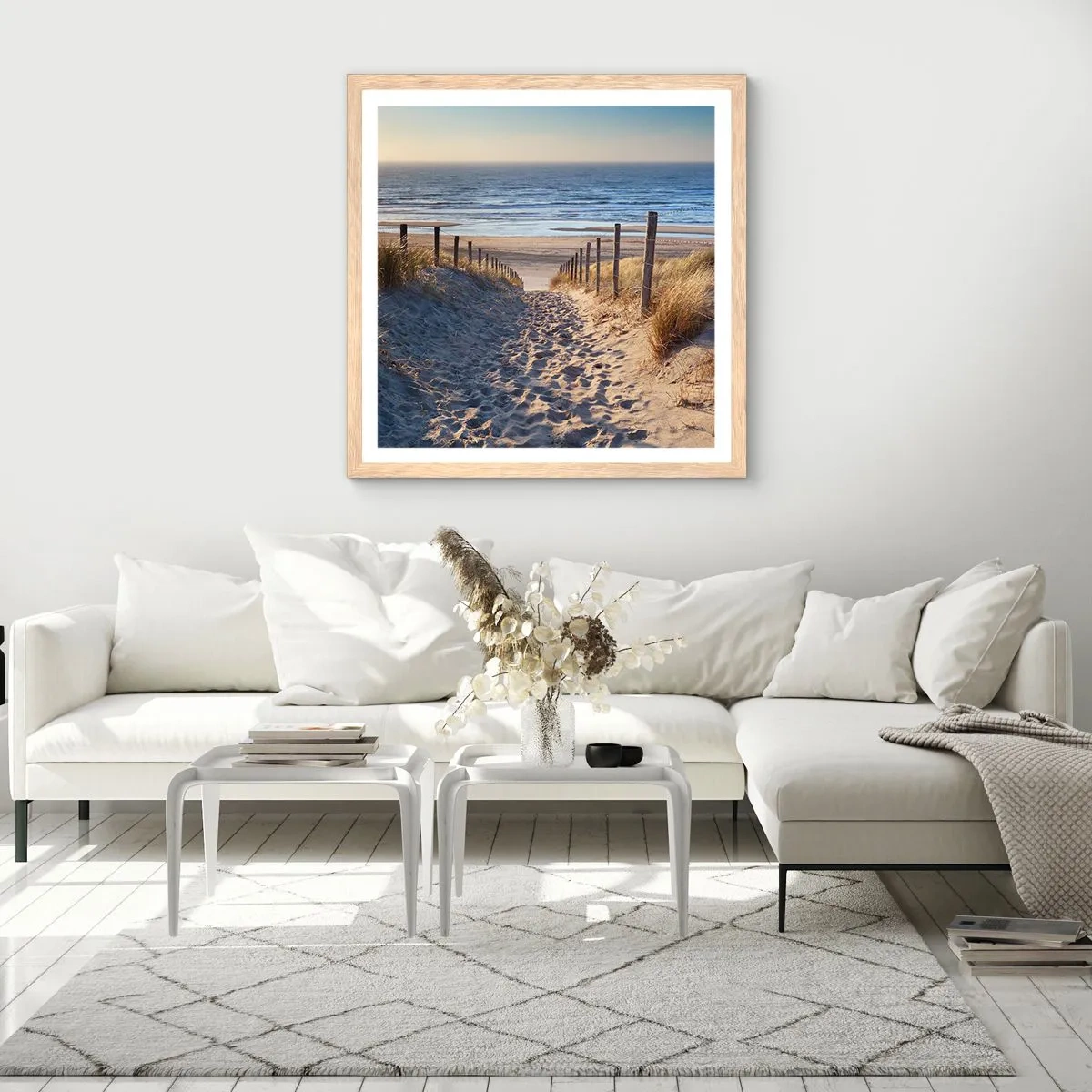 Een poster in een licht eiken lijst - Het geluid van de zee, het zingen van vogels, een wild strand tussen het gras... - 30x30 cm
