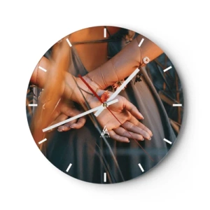 Wandklok - Klok - Close-up van gevouwen handen verstrengeld met planten - 30x30cm - Verbonden met de natuur - Moderne wanddecoratie voor woonkamer, keuken en slaapkamer ARTTOR