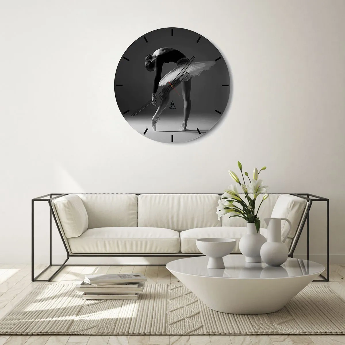 Wandklok - Klok - Zwart-witte ballerina in een klassieke danshouding - 30x30cm - Bella ballerina - Moderne wanddecoratie voor woonkamer, keuken en slaapkamer ARTTOR