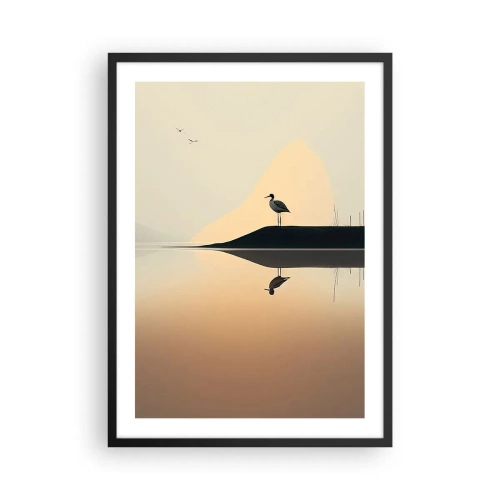 Poster in een zwarte lijst - Een ooievaar staat aan de oever van een meer met zijn weerspiegeling in het water - 50x70cm - Heer op het meer - Moderne wanddecoratie voor woonkamer en slaapkamer ARTTOR