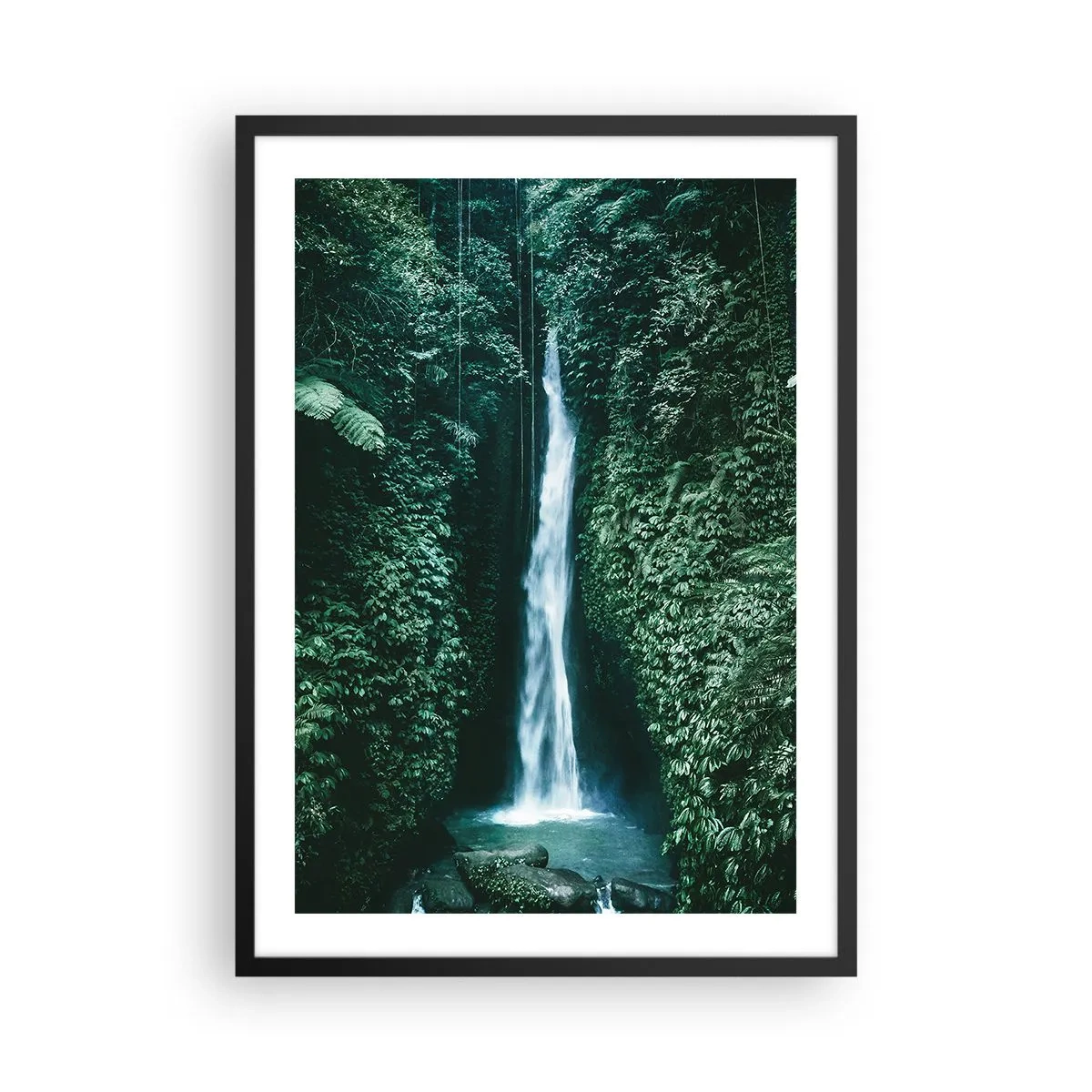 Poster in een zwarte lijst - Waterval in de tropische jungle - 50x70cm - Tropische spa - Moderne wanddecoratie voor woonkamer en slaapkamer ARTTOR